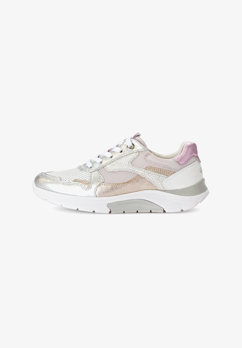 Sneaker in zilver, wit en zacht roze. Heeft mesh en gladde metallic accenten, een ronde neus en een gevoerde zool met gestructureerde details.
