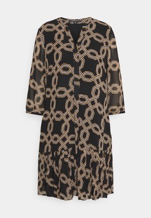 Robe noire longueur genou avec motif chaîne géométrique beige et blanc, manches longues, col en V et ourlet à volants superposés.