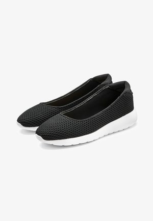 Zwarte mesh instap schoenen met een ronde neus en een gestructureerde bovenkant, voorzien van een witte rubberen zool en een elastische kraag.