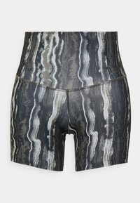 Musta- ja harmaakuviolliset korkeavyötäröiset urheilushortsit, tehty joustavasta materiaalista, joissa aaltoilevat tekstuurit ja vahvistetut saumat.