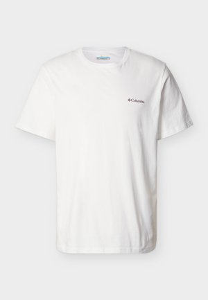 Camiseta blanca de algodón con mangas cortas, cuello redondo y un pequeño logo de Columbia en color burdeos en el lado izquierdo del pecho. Textura suave.