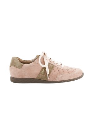 Baskets en daim rose clair avec des accents en daim marron, lacets blancs, design perforé et semelle en caoutchouc vues de côté sur fond blanc.