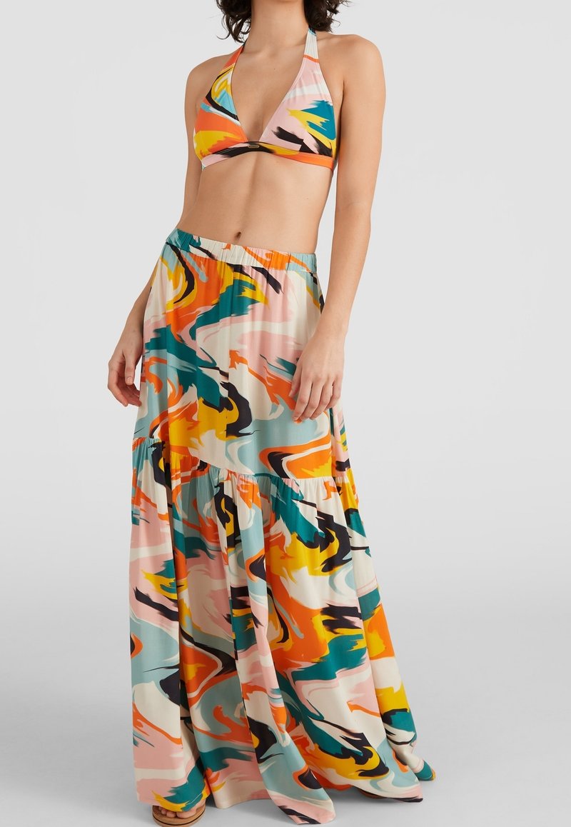 Haut de bikini multicolore avec bonnets triangulaires et bretelles nouées au cou, assorti à une jupe longue fluide à motifs, avec des volants superposés.