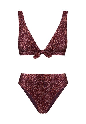 Bikini szett, amely tartalmaz egy háromszög alakú felsőt elöl megkötő résszel, és magas derekú alsót, bordó alapszínben leopárdmintával.