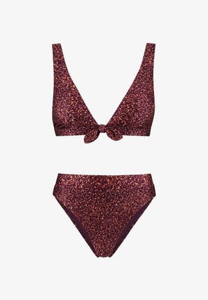 Bikini szett, amely tartalmaz egy háromszög alakú felsőt elöl megkötő résszel, és magas derekú alsót, bordó alapszínben leopárdmintával.