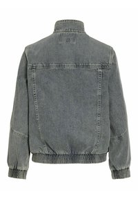 Šedá rifľová bunda s elastickými manžetami a pásom, vysokým golierom a malým prešitým logom na hornej časti chrbta.