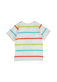 T-shirt blanc à manches courtes avec des rayures horizontales multicolores en orange, bleu et vert. Encolure ras du cou classique, texture en coton doux.