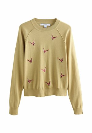 Pull léger jaune clair avec des manches raglan, arborant des faisans rouges et roses brodés éparpillés sur le devant. Tissu tricot doux.