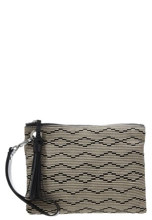 Schwarze und beige rechteckige Clutch mit horizontalem geometrischem Muster, schwarzem Handgelenksriemen und Quaste, die am silbernen Reißverschlussanhänger befestigt ist.