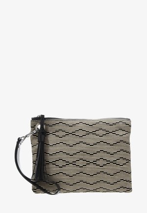 Clutch rectangular negra y beige con patrón geométrico horizontal, correa negra para la muñeca y borla unida al tirador plateado.
