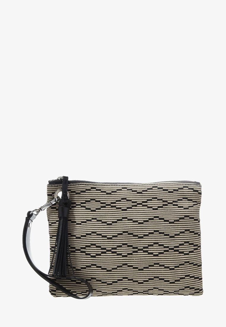 Pochette rectangulaire noire et beige avec motif géométrique horizontal, bracelet noir et pompon attaché au curseur de fermeture éclair argenté.
