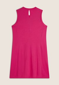 Vestido sin mangas rosa con escote redondo y un corte en forma de agujero en la parte posterior, con un corte holgado y una textura suave.