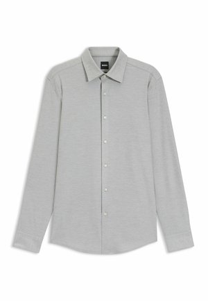 Camicia grigia chiaro a maniche lunghe con bottoni e colletto appuntito, etichetta nera BOSS all'interno del colletto, mostrata distesa su uno sfondo bianco.