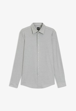 Camicia grigia chiaro a maniche lunghe con bottoni e colletto appuntito, etichetta nera BOSS all'interno del colletto, mostrata distesa su uno sfondo bianco.