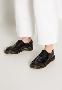 Dr. Martens - 1461 3 EYE SHOE PATENT LAMPER - Snøresko - black Miniaturebillede 1