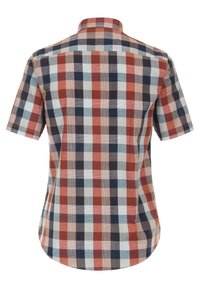 Krátký rukáv, kostkovaná košile s kombinací červených, modrých a béžových čtverců, klasickým límečkem a zakřiveným lemem. Texturovaný vzor látky.