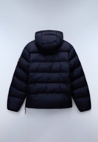 Giacca puffer blu navy con cappuccio, trapuntatura orizzontale e toppa sulla manica sinistra, esposta su uno sfondo chiaro e semplice.
