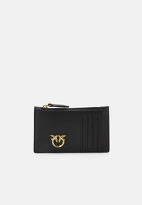 Schwarze Lederbörse mit einem goldenen Logo-Akzent, ausgestattet mit mehreren Kartenfächern und einem Reißverschlussfach für Münzen. Strukturierte Oberflächendetails.