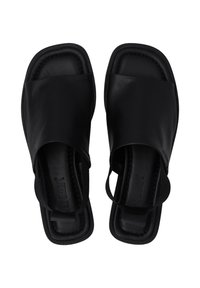 Schwarze Leder-Sandalen mit einer glatten Textur, offener Zehenpartie und kontrastierender Naht entlang der Kante. Verfügen über einen flexiblen Riemen im hinteren Bereich.
