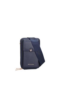 Borsa a tracolla in pelle texturizzata blu navy con chiusura a zip, hardware color oro e logo in rilievo; include una tracolla regolabile.
