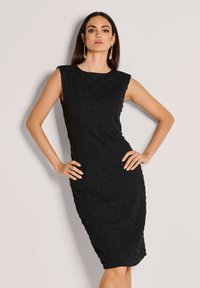 Schwarzes, tailliertes Kleid aus strukturiertem Stoff mit einem erhabenen Blattmuster. Ärmelloses Design, knielang und mit einem runden Ausschnitt.