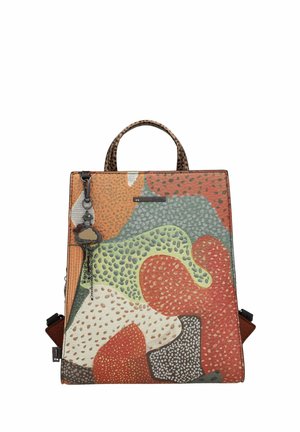 Rechteckiger Rucksack mit Tragegriff oben, mehrfarbiges abstraktes Muster in Orange, Grün, Weiß und Braun, und ein kleiner, wolkenförmiger Schlüsselanhänger angebracht.