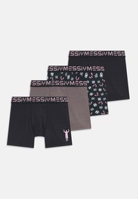 Fire par med boksershorts: ensfarget svart, grå og et mønster med fotballmotiver og rosa detaljer; elastiske midjebånd med merke.