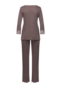 Brun tvådelad pyjamas med långärmad topp med spetsdetaljer och matchande byxor. Mjukt tyg, avslappnad passform och enhetlig färg genom hela.