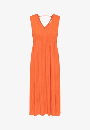 Narancssárga ujjatlan ruha V-nyakkivágással, plisszált textúrával és egy testhez simuló felsőrésszel, amely egy lágyan fodrozódó szoknyába megy át.