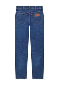 Blaue Wrangler Jeans mit geradem Bein, hinten mit aufgesticktem "W" auf den Taschen und einem braunen Lederetikett an der rechten Tasche.