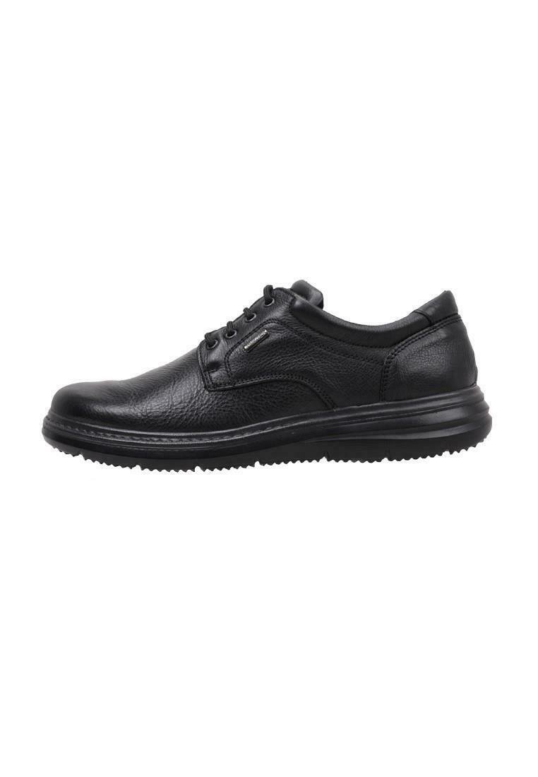 Zapato de cuero negro con punta redonda, parte superior texturizada y diseño de cordones. Presenta una suela robusta con un ligero tacón y detalles laterales.