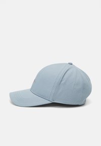 Lyseblå baseballcaps laget av myk bomull, med en buet skygge og sydd detaljer. En liten logo er brodert foran.