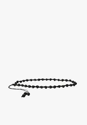 Schwarze Tasbih-Gebetsperlen, die auf einer Schnur mit einer Quaste an einem Ende aufgefädelt sind, in lockerer ovaler Form auf weißem Hintergrund angeordnet.