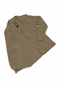Blazer leggero beige con revers a scollo, tre tasche frontali, polsini con bottoni e asole per bottoni sul davanti, disposto piatto su uno sfondo bianco.