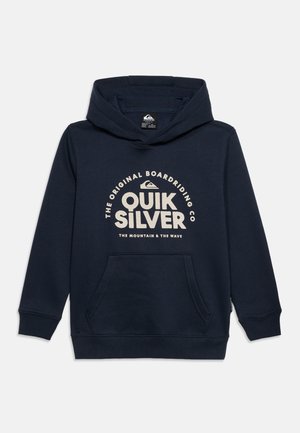 Granatowa bluza z kapturem typu pulower z przednią kieszenią kangur i białym logo "Quiksilver" oraz grafiką góry i fali umieszczoną na środku klatki piersiowej.