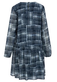 Långärmad klänning i genomskinlig marinblått tyg med vita geometriska mönster. Har en lagerdesign och knappöppning i nacken.