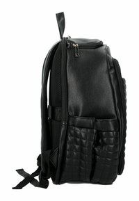 Zwarte leren rugzak met gestructureerde panelen, een ritssluiting, meerdere zakken en verstelbare banden. Glad oppervlak en strak ontwerp.