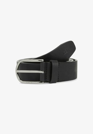 Cintura arrotolata in pelle nera con fibbia in metallo argento, con delicato nome del marchio inciso e dettaglio del passante cucito.