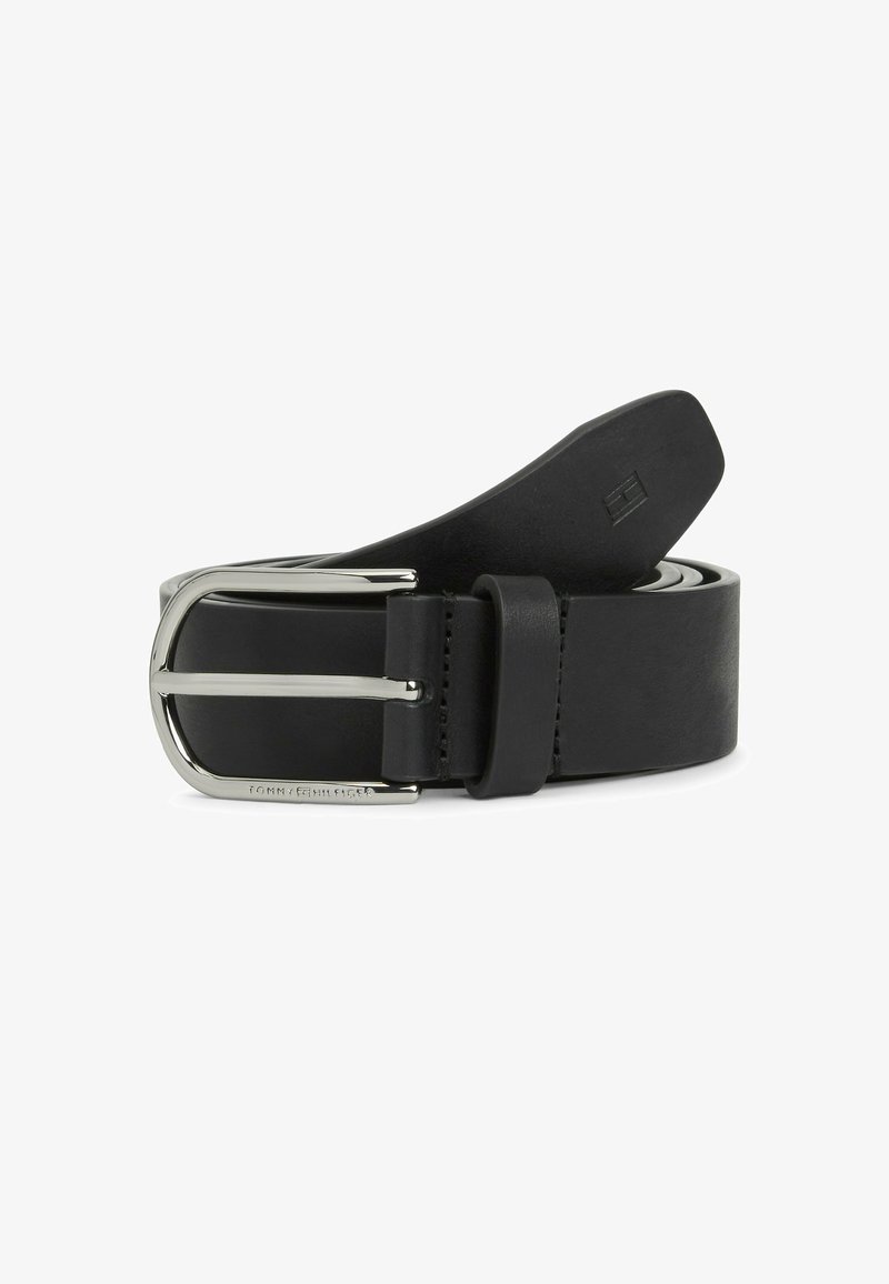Gerollter schwarzer Leder Gürtel mit silberner Metallschnalle, versehen mit dezent eingraviertem Markennamen und gestepptem Schlaufen-Detail.