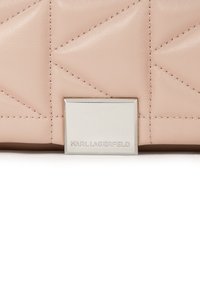 Borsa in pelle rosa con un motivo trapuntato, dotata di un accento hardware rettangolare in argento con la scritta "KARL LAGERFELD" impresso.