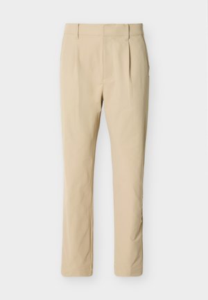 Pantalones beige de pierna recta con trabillas para cinturón y pliegues frontales, exhibidos planos sobre un fondo claro.