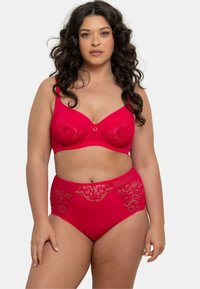 Ensemble en dentelle rouge comprenant un soutien-gorge et une culotte taille haute. Le soutien-gorge dispose de baleines et d'accents en dentelle ; la culotte présente des panneaux latéraux en dentelle. Tissu doux et extensible.