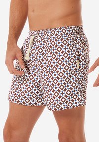 Bruna mönstrade badshorts med geometrisk design och vita samt blå detaljer. Elastisk midja med snörning och sidfickor.