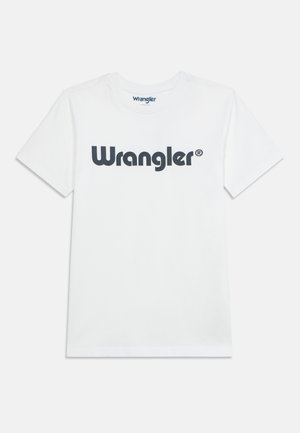 Hvit t-skjorte med korte ermer og rund hals med sort "Wrangler®" logo tekst sentrert på brystet.
