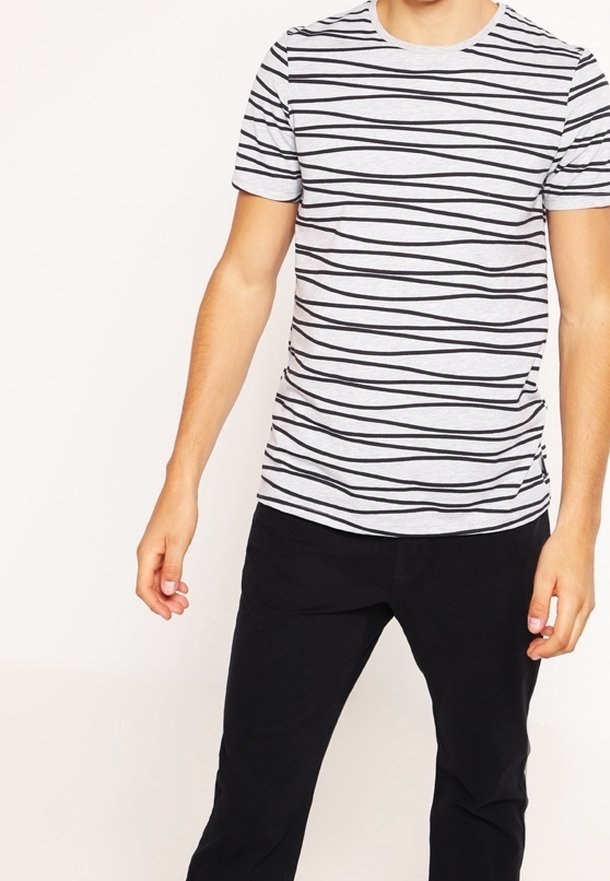 Grå t-shirt med svarta horisontella ränder. Korta ärmar, rundad halsringning, tillverkad av mjukt tyg. I kombination med mörka byxor, stående stil.