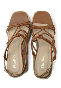 Bruine leren sandalen met een vierkante neus en gevlochten banden; gestructureerde espadrille-stijl wigzool met een subtiel logo op de binnenzool.