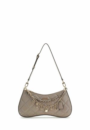 Gepolsterte graue Guess-Umhängetasche mit verstellbarem Riemen, goldener Kette und mehreren goldenen Logoanhängern auf der Vorderseite.