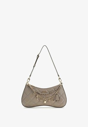 Gepolsterte graue Guess-Umhängetasche mit verstellbarem Riemen, goldener Kette und mehreren goldenen Logoanhängern auf der Vorderseite.