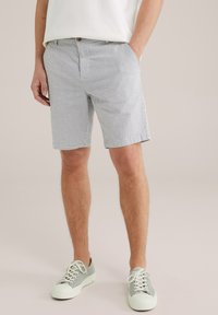 Herre stribede shorts i lys grå og hvid, med knaplukning, sidelommer og et åndbart bomuldsblandingsstof.