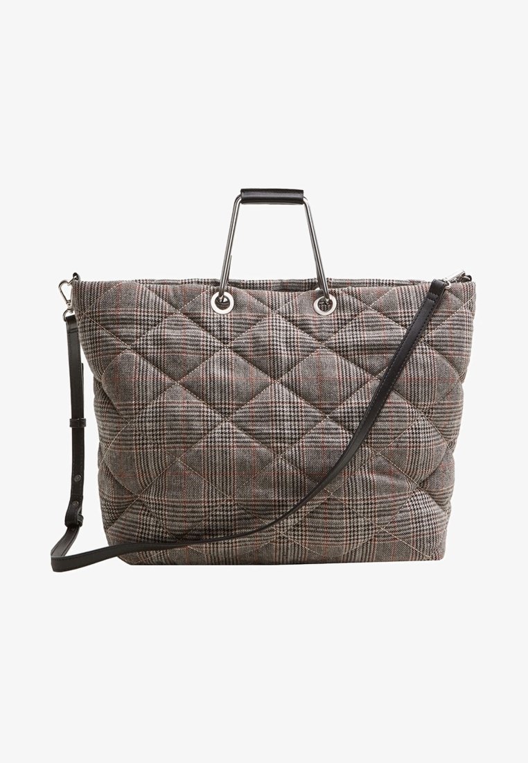 Sac fourre-tout matelassé en gris à carreaux avec des accents en simili cuir noir, deux poignées et une bandoulière amovible. Présente des anneaux en métal argenté pour les accessoires.